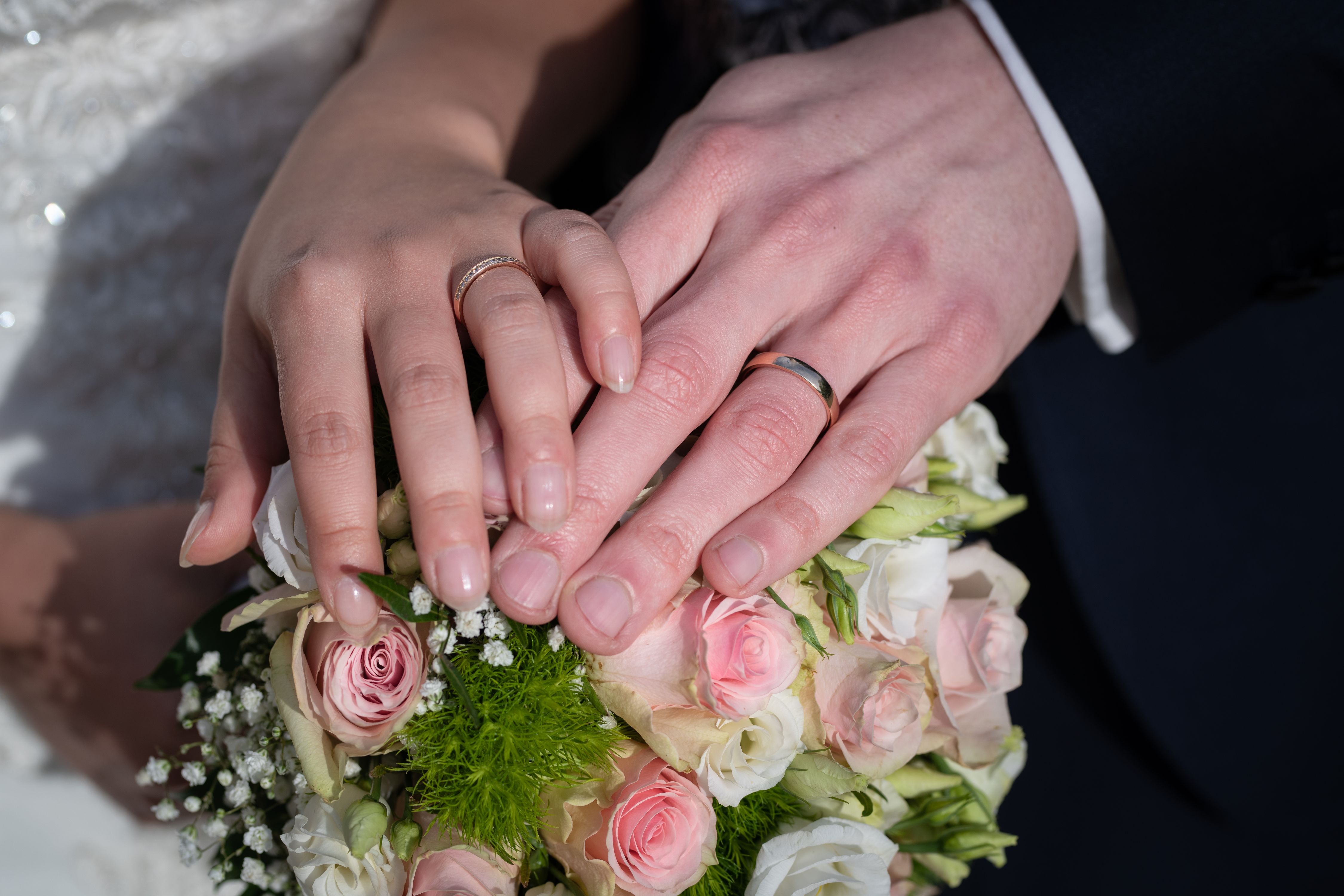 Ringbild Hände und Blumenstrauss vom Fotografen während der Hochzeit in Kronberg dokumentiert