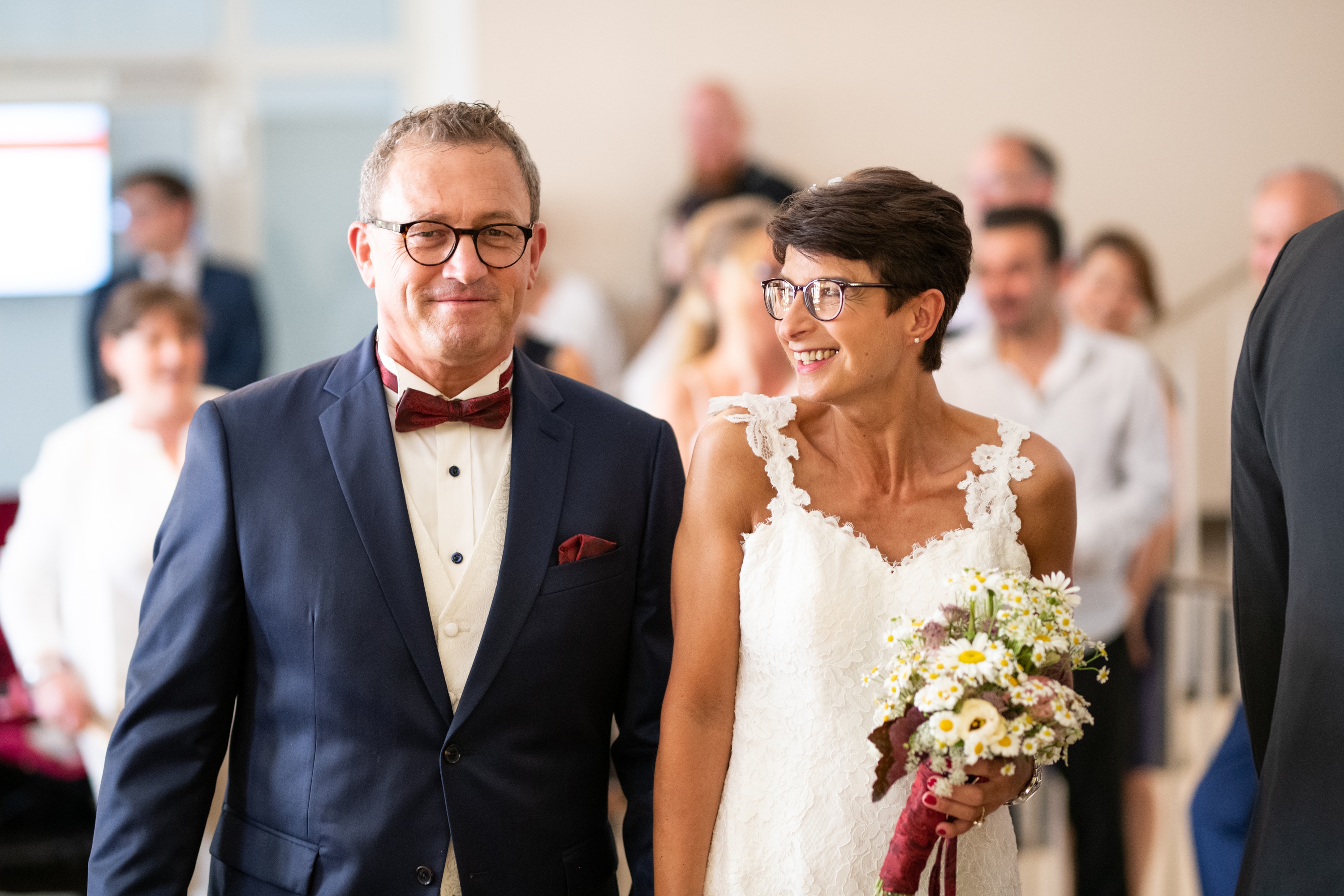Fotograf Kronberg im Taunus - Hochzeitsfeier im Standesamt Königstein mit Gäste und Brautpaar